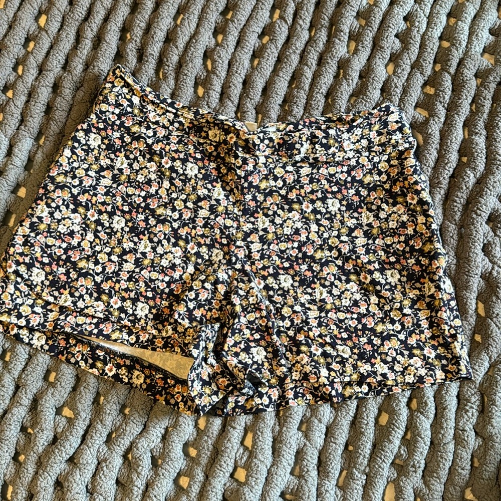 Floral high waisted shorts.